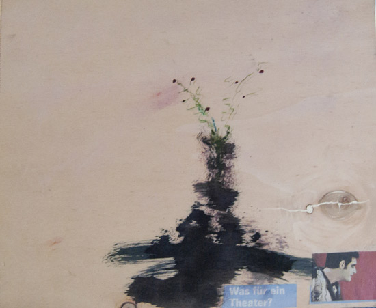 schwarze Figur mit Blumen